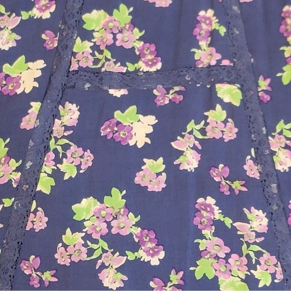 Medium Floral Blue Sleeveless Top - Picture 9 of 15